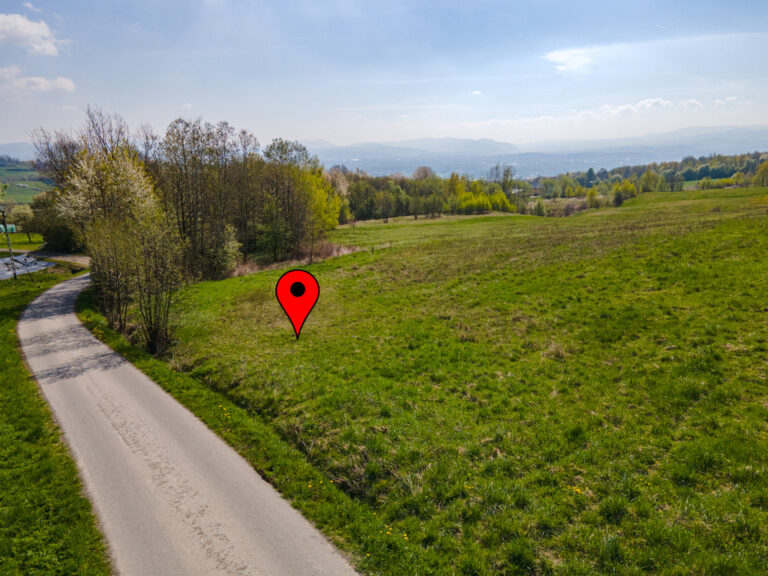 Działka budowlana z&nbsp;widokiem na&nbsp;Nowy Sącz i&nbsp;góry